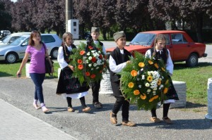 Polaganje venaca na spomenike u centru sela, Lipar 28.08.2015. god.